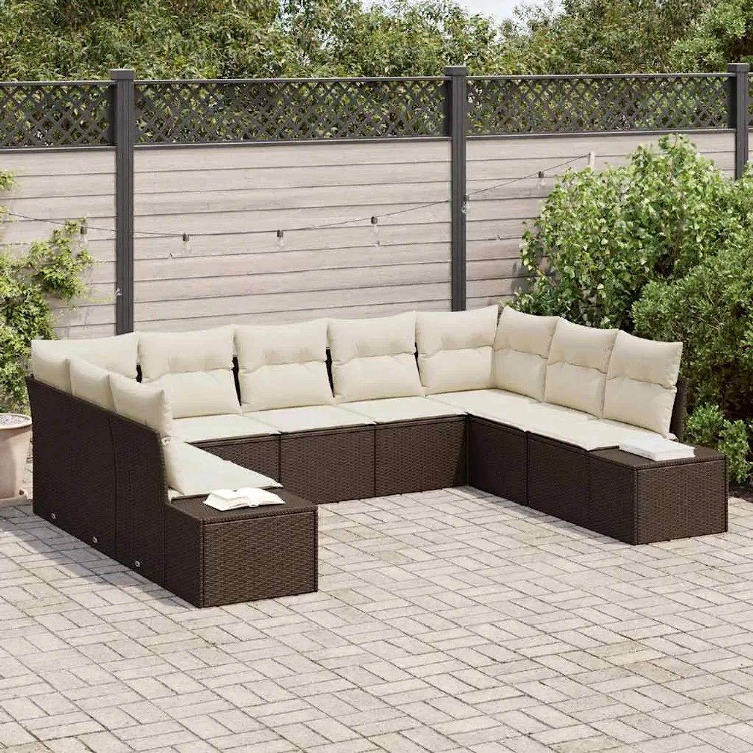 Braunes 9-teiliges vidaXL Garten-Sofa-Set aus Poly Rattan mit beigen Kissen.