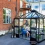 Juliana Gewächshaus Oase 8 Anthrazit mit Paar beim Essen im Inneren, Glas, Aluminiumrahmen.