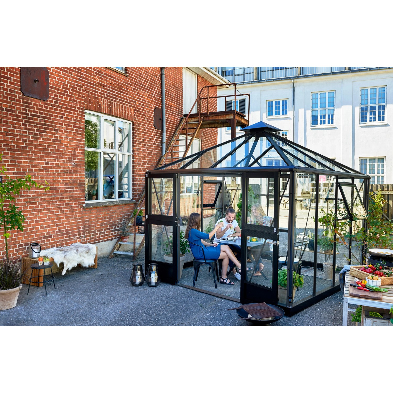 Juliana Gewächshaus Oase 8 Anthrazit mit Paar beim Essen im Inneren, Glas, Aluminiumrahmen.