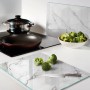 Zwei Tulup Glas-Herdabdeckplatten mit Marmor-Design in Küche. Eine als Schneidebrett, eine als Spritzschutz. Kratzfest, hitzebeständig.