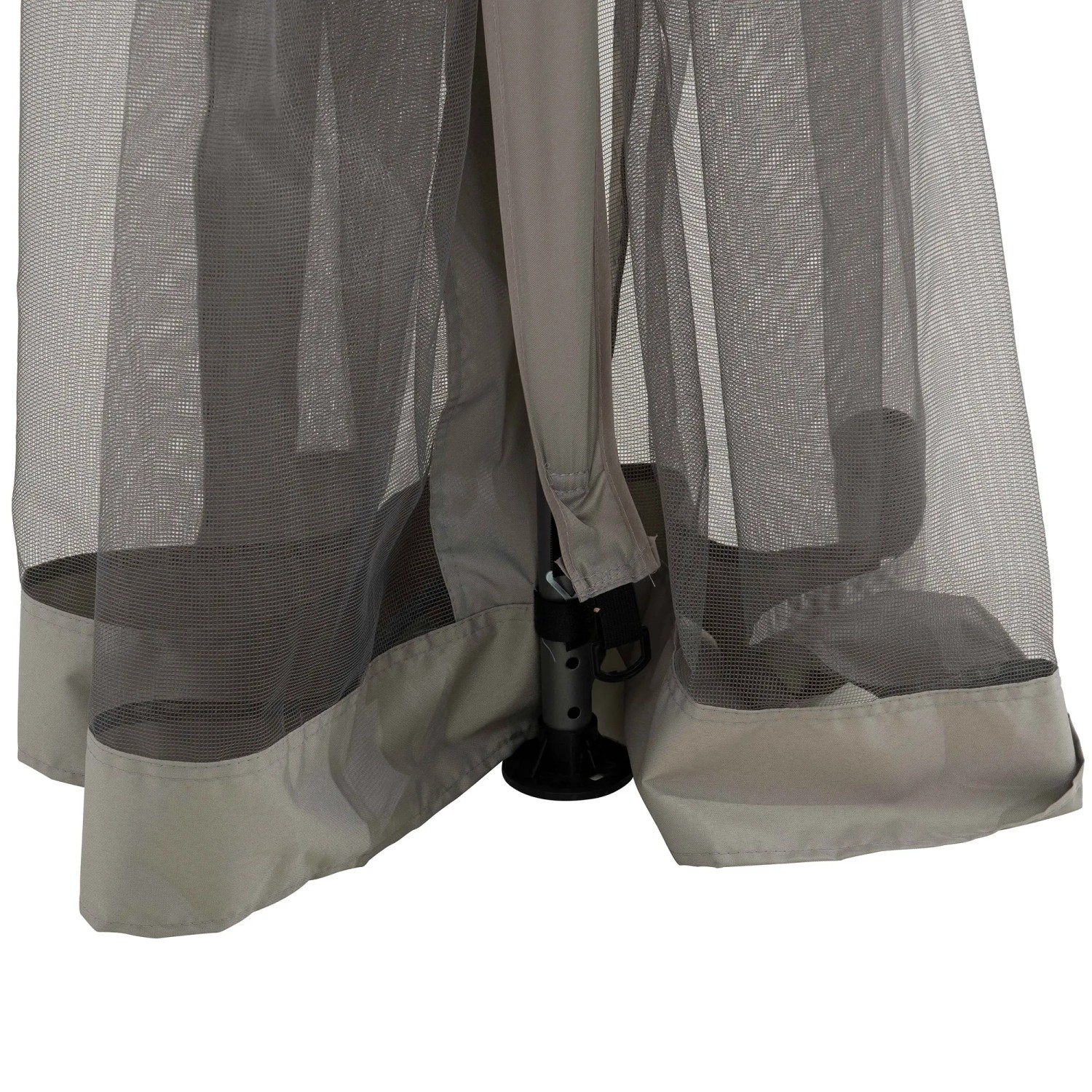 Detailaufnahme: Grauer Sunjoy Pavillon Roseg mit Moskitonetz und Stahlrahmen.