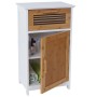 Weißer Badschrank aus MDF mit Bambusfronten. Schublade oben, offene Tür unten zeigt Fächer für Badartikel und Handtücher.