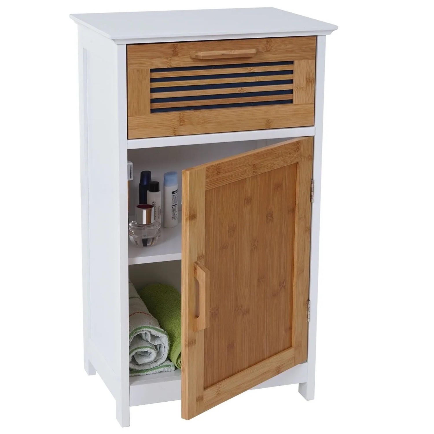 Weißer Badschrank aus MDF mit Bambusfronten. Schublade oben, offene Tür unten zeigt Fächer für Badartikel und Handtücher.