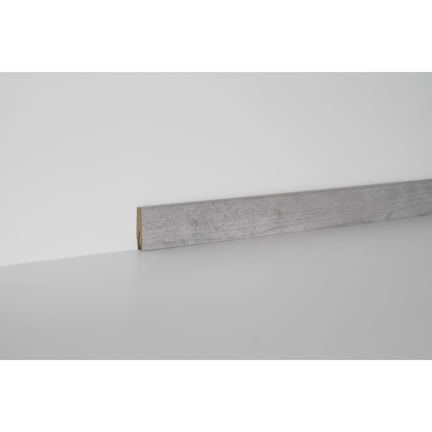 Sockelleiste in Sichtbeton-Optik, 58x19x2400 mm, mit integriertem Kabelkanal.