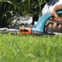 Gardena Comfort Grasschere mit drehbarem Kopf im Einsatz zum Rasenkantenschneiden.