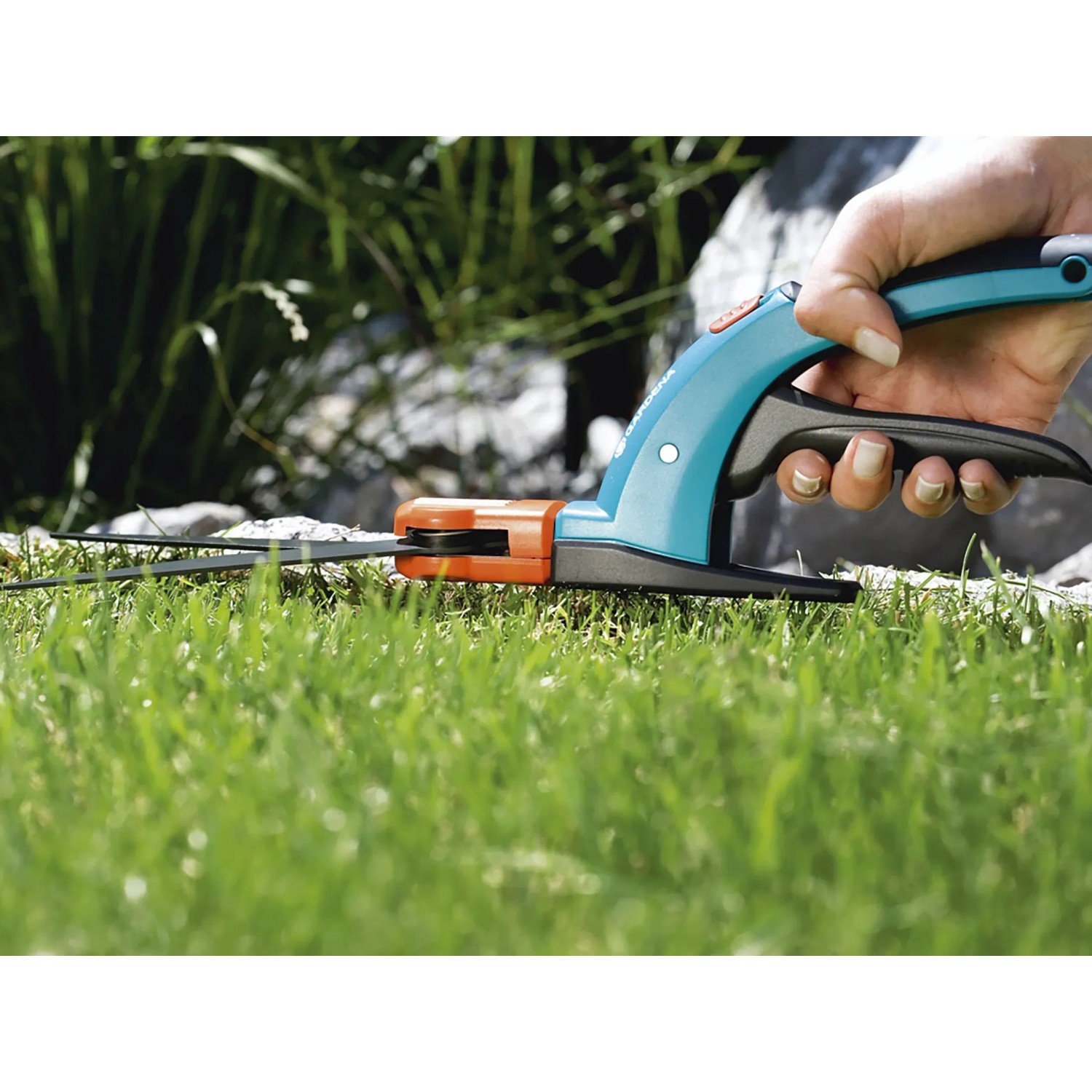 Gardena Comfort Grasschere mit drehbarem Kopf im Einsatz zum Rasenkantenschneiden.