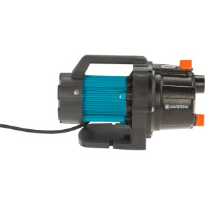 Gardena Gartenpumpe 3700/4 Basic: Schwarze Gartenpumpe mit blauem Motorblock und Tragegriff.