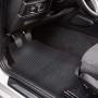 OBI Matten-Set Rot C im Auto: Strapazierfähige Fußmatten mit roter Umrandung schützen den Fahrzeuginnenraum.