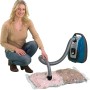 Frau nutzt Wenko Vakuum Beutel Set mit Staubsauger für textile Aufbewahrung.