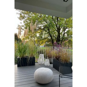 Anthrazitfarbener Vivanno Maxi Pflanzkübel (80x40x40 cm) mit Bepflanzung auf einer Terrasse.