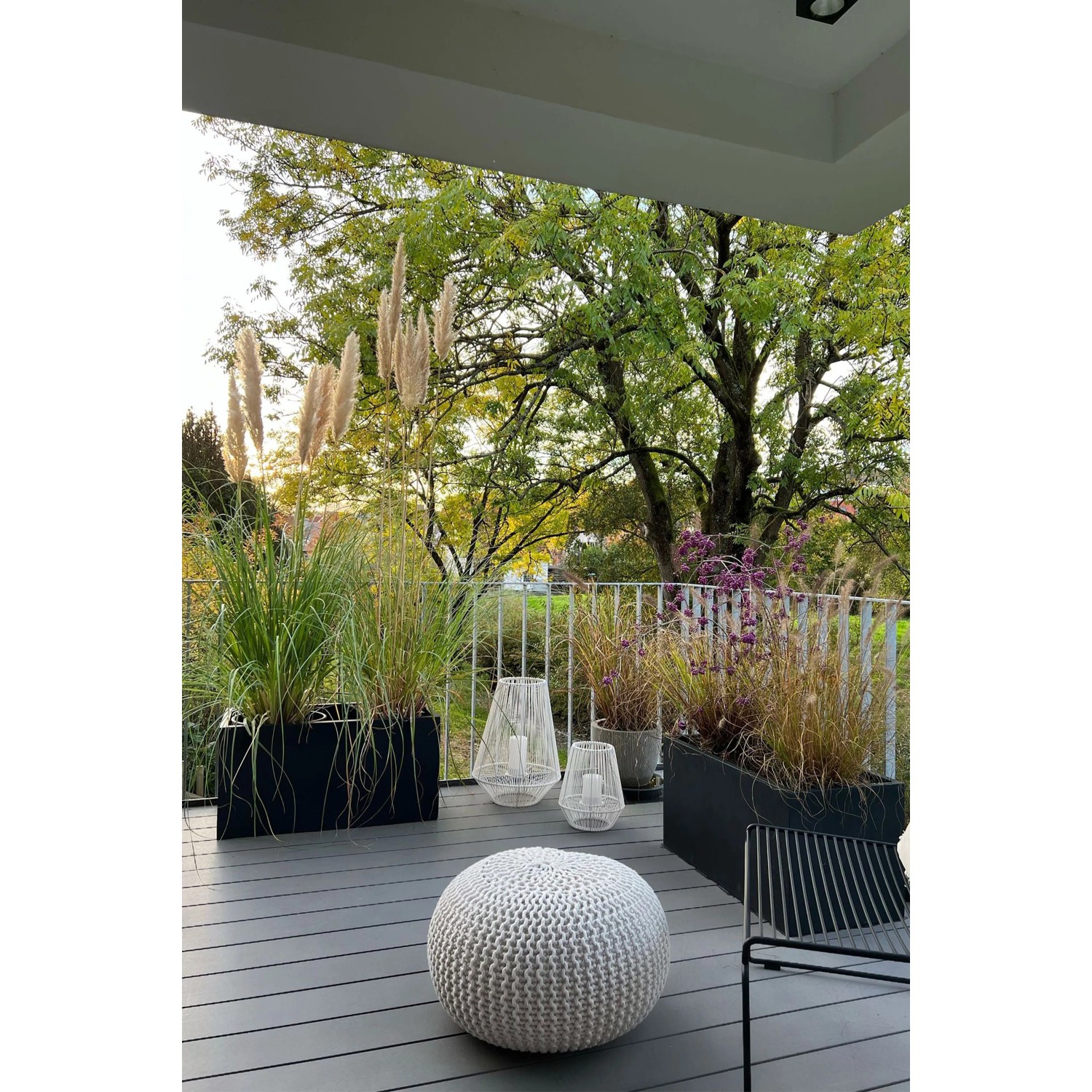 Anthrazitfarbener Vivanno Maxi Pflanzkübel (80x40x40 cm) mit Bepflanzung auf einer Terrasse.