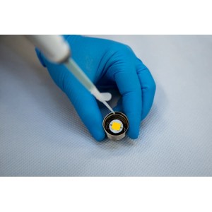 Auftragen von WEICON Easy-Mix Metal Epoxyd-Klebstoff auf ein Metallteil.