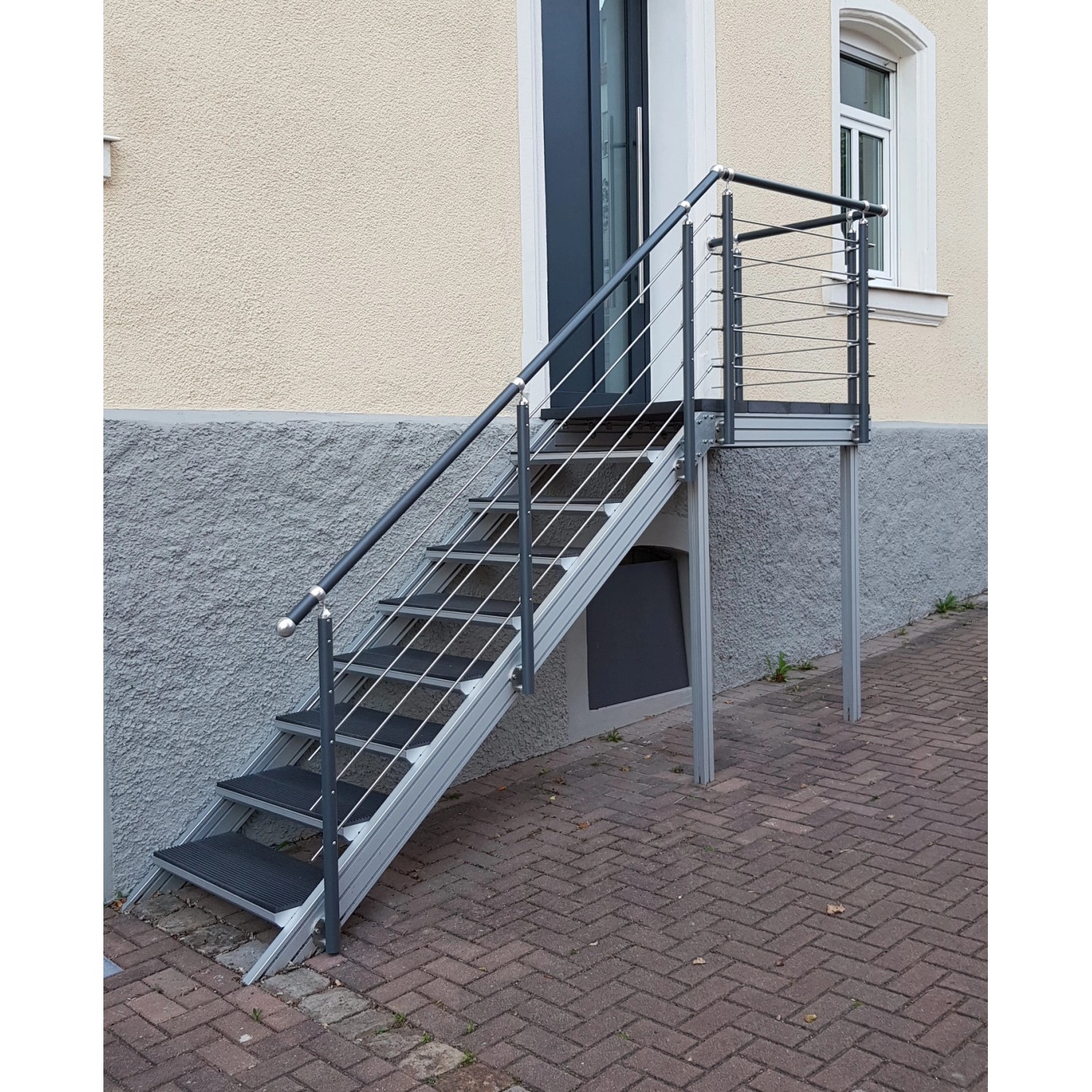 Treba Außentreppe Alaska 3 mit 2 Stufen, Aluminium, 100x30,7 cm. Ideal für den Außeneinsatz.