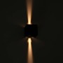 Schwarze, eckige LED`s light Außenwandleuchte mit warmweißem Lichtkegel.