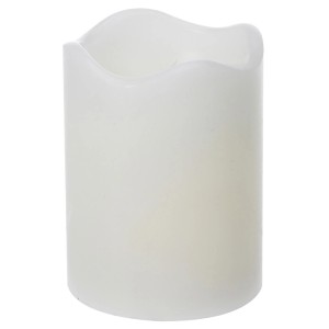 Weiße LED-Kerze (Ø 7 cm x 9 cm) mit rustikaler Oberfläche und Timer-Funktion.