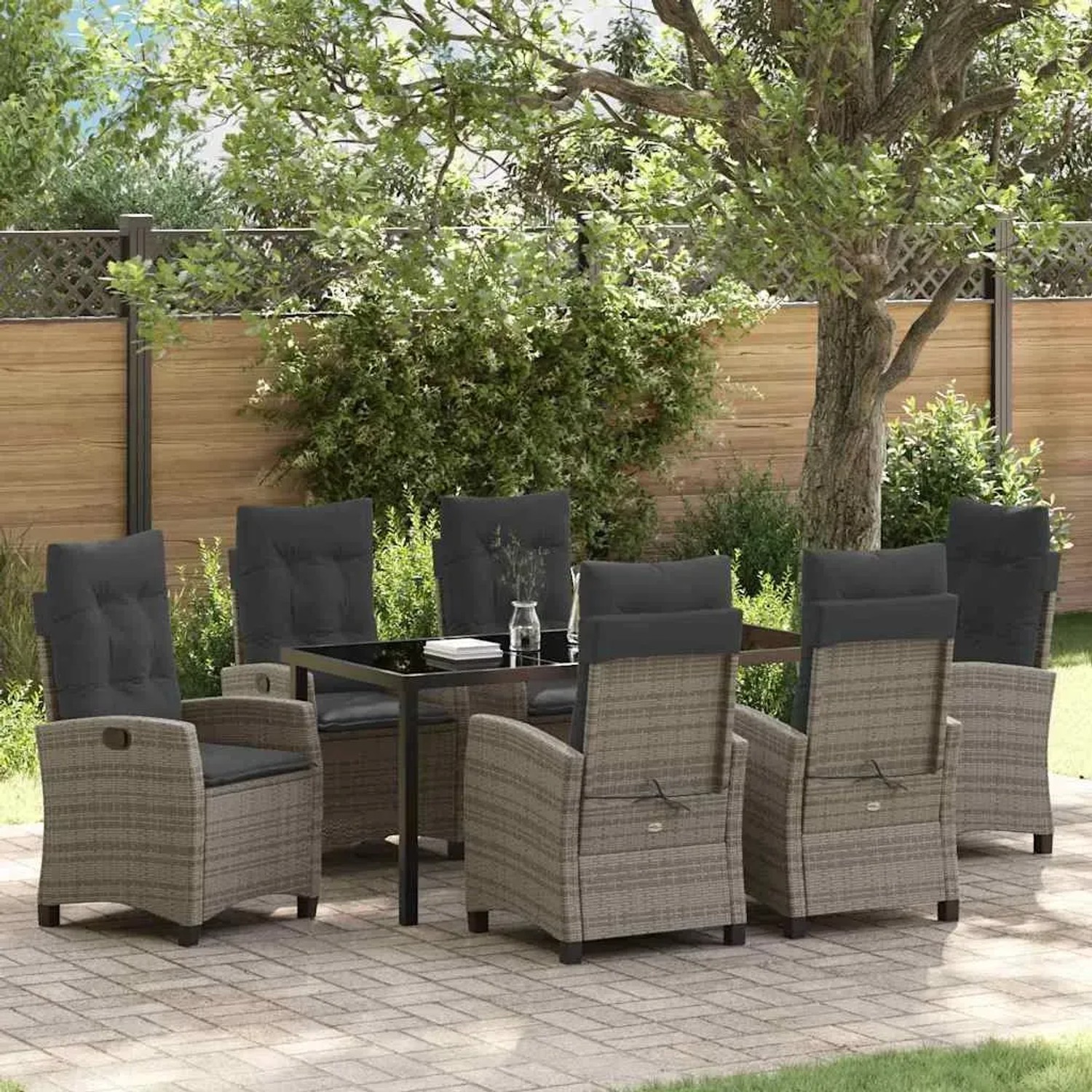 7-teiliges Garten Esszimmer Set aus grauem Poly Rattan mit Tisch und Stühlen mit Kissen.