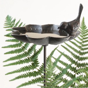 Braune Deko-Vogeltränke in Blumenform aus Gusseisen mit Vogel für den Garten.
