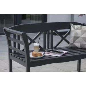 GarWoh Friesenbank Föhr aus Teakholz mit Getränk, Gebäck und Kissen. Gartenmöbel für entspannte Stunden.