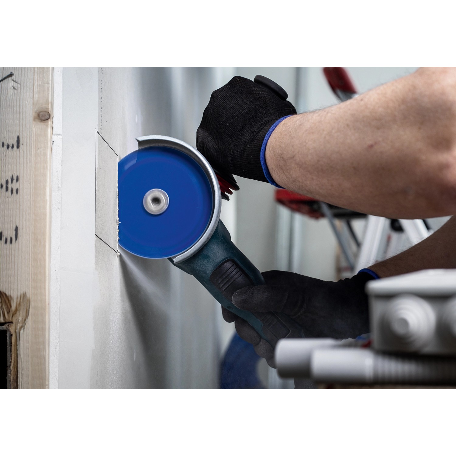 Bosch Expert Trennscheibe im Einsatz: Winkelschleifer schneidet Material. Zubehör für präzise Schnitte.