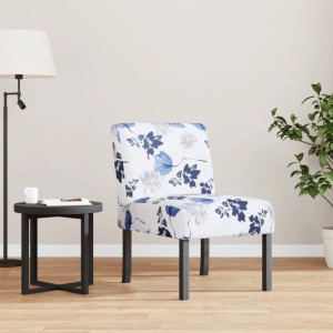 Blau-weißer Polsterstuhl mit Blumenmuster und Holzbeinen in Wohnzimmer-Umgebung. Bequemer Loungesessel.