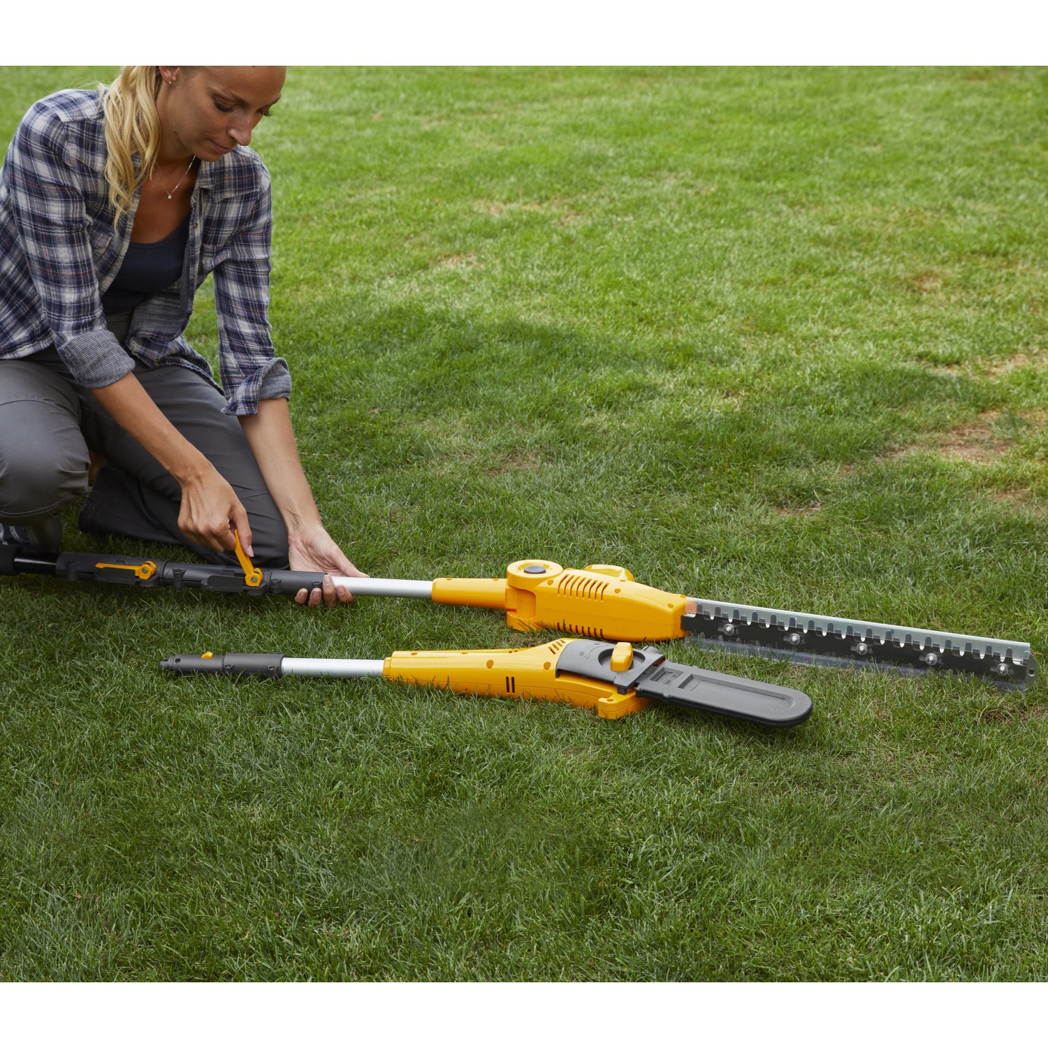 Stiga Akku-Multitool MT 100e mit Heckenscheren- und Hochentaster-Aufsatz auf Rasen. Inkl. Akku und Ladegerät.