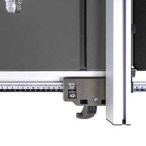 Detailaufnahme: Parallelanschlag der Einhell TC-TS 254 U Tischkreissäge mit Skala für präzise Schnitte.