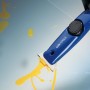 LUX Universalmesser Classic beim Entfernen von Farbe. Teppichmesser mit Trapezklinge.