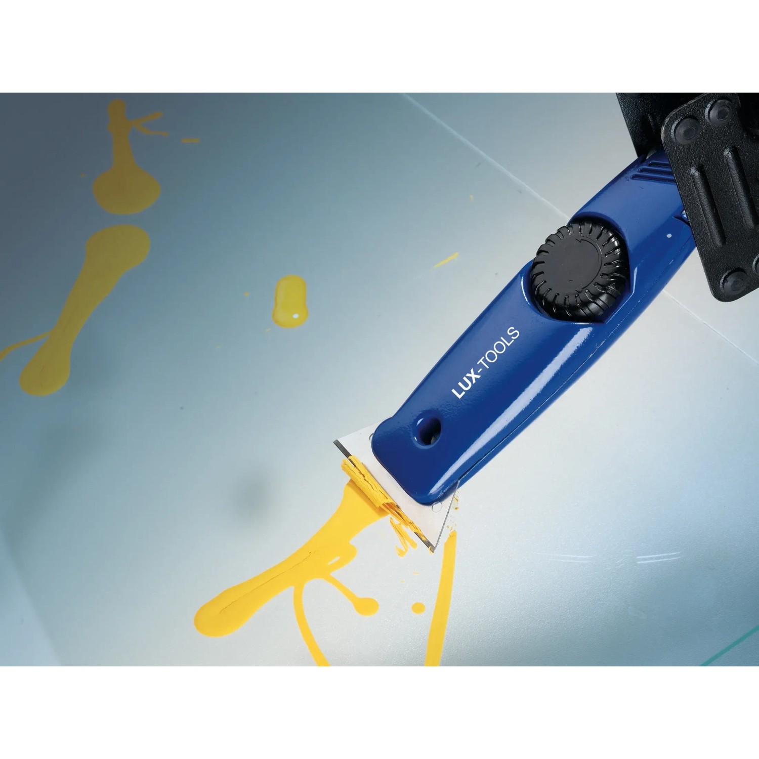 LUX Universalmesser Classic beim Entfernen von Farbe. Teppichmesser mit Trapezklinge.