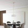 Moderne, dimmbare LED Pendelleuchte Bolti in Weiß über Esstisch. Smart Home Wohnzimmerleuchte.