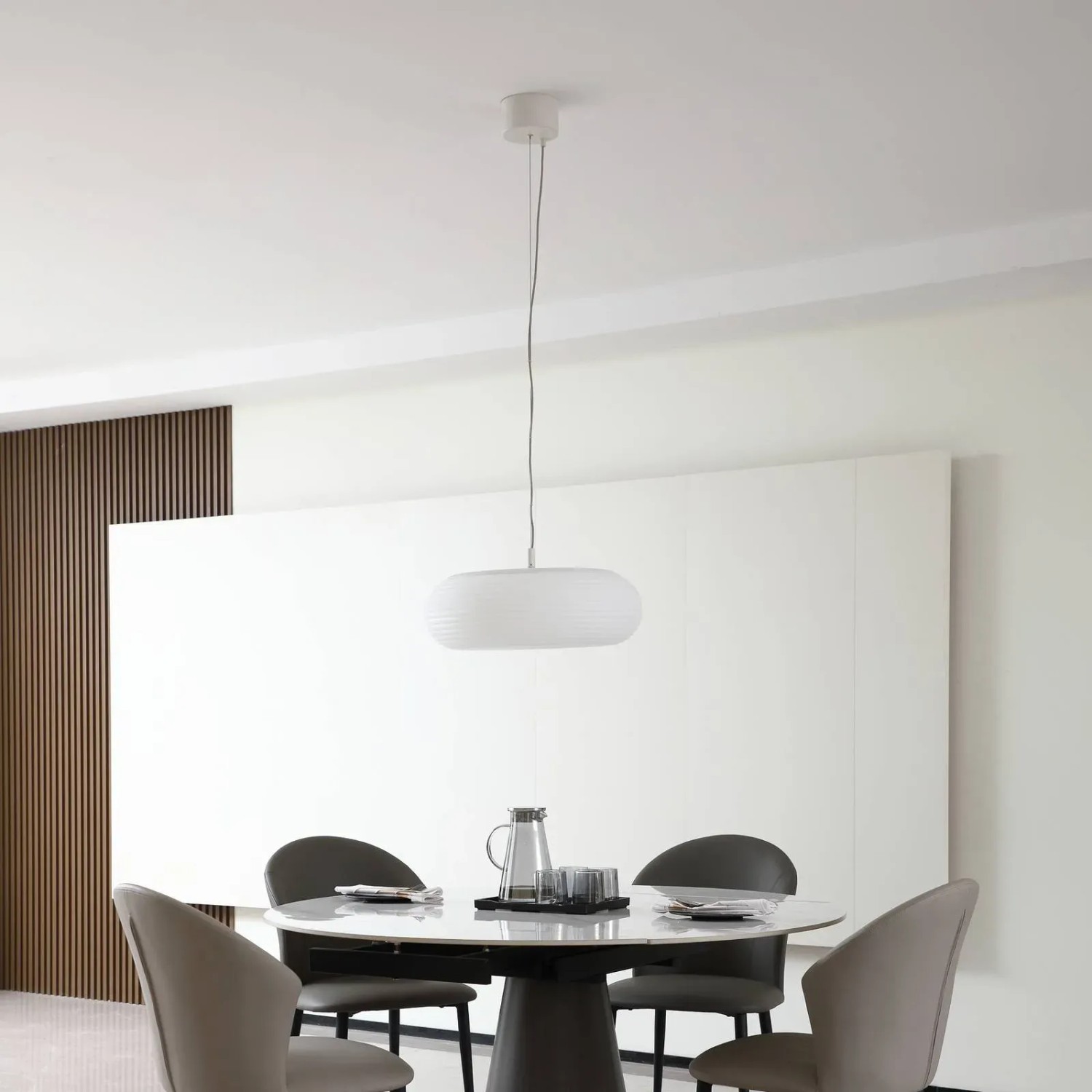 Moderne, dimmbare LED Pendelleuchte Bolti in Weiß über Esstisch. Smart Home Wohnzimmerleuchte.