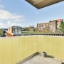 Beige CCLIFE PVC Sichtschutzmatte als Wind- und Blickschutz auf einem Balkon.
