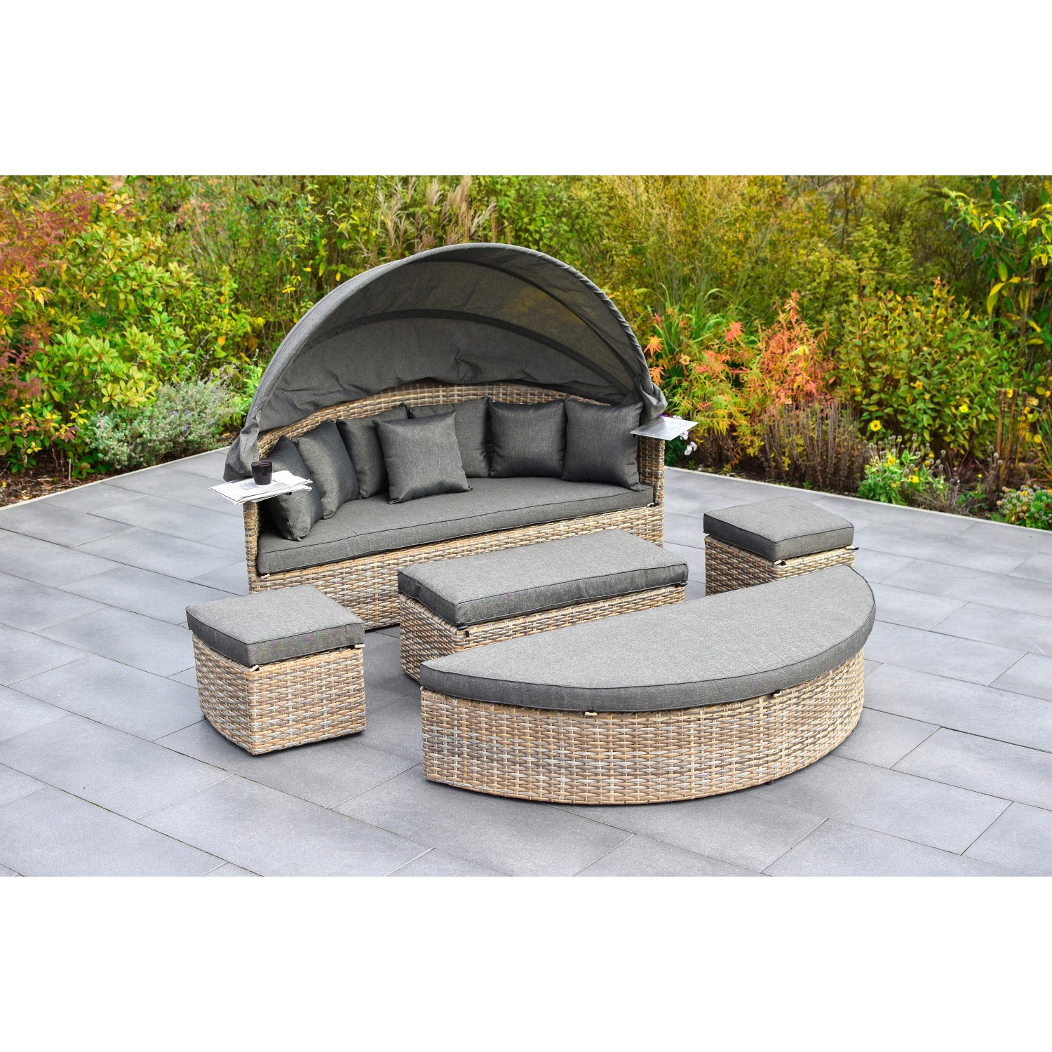 Merxx Relaxinsel Riva Premium: Lounge-Gartenmöbel mit Sonnendach, Kissen und Ablagetischen.