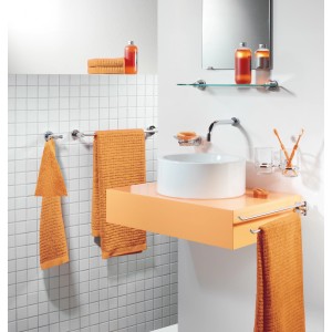 Spirella Badetuchhalter Atlantic Chrom, 60 cm, mit Handtüchern im Badezimmer.