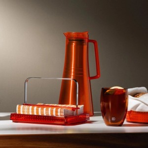 Transparente orange Bodum BISTRO Thermoskanne (1,1 L) auf Tisch. Modernes Geschirr für heiße/kalte Getränke.