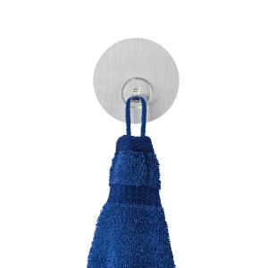 Wenko Static-Loc Wandhaken Uno in Edelstahloptik mit blauem Handtuch.