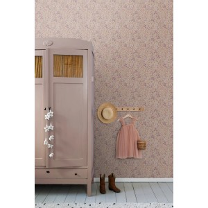 Dekorative ESTAhome Vliestapete mit zartem Blumenmuster in Aubergineviolett an einer Wand.