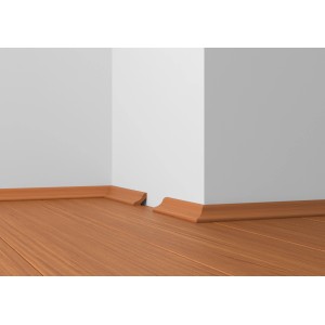 Weiße Hohlkehlleiste aus Kunststoff (22x22 mm) schließt Boden an Wand ab.