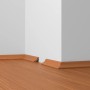Weiße Hohlkehlleiste aus Kunststoff (22x22 mm) schließt Boden an Wand ab.
