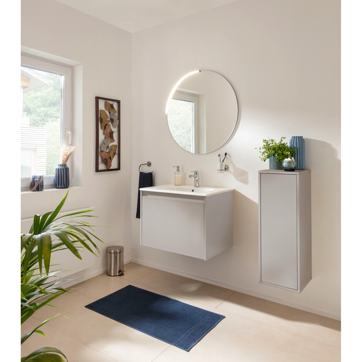 Fackelmann Spiegel Moon 80cm mit LED-Leuchte in einem modernen Badezimmer.