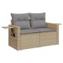Beige 6-tlg. Garten-Sofagarnitur aus Rattan mit hellgrauen Kissen und klappbaren Tischen.