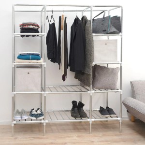 eyepower XXL Kleiderschrank (178x148cm) mit Ablageflächen und Kleiderstange, befüllt mit Kleidung und Schuhen.