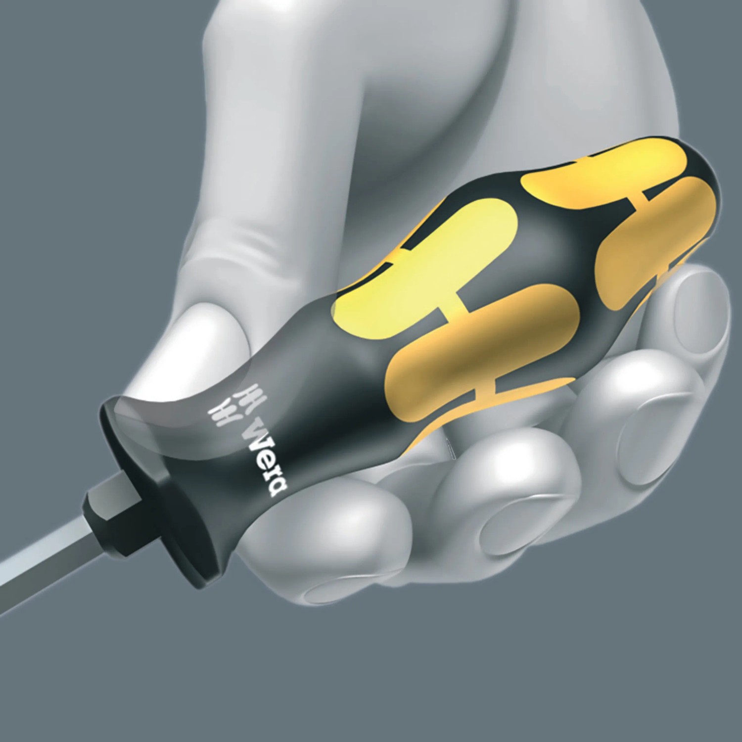 Wera Schraubendreher mit Kraftform-Griff in Hand, Teil des 13-teiligen Sets.