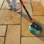 Bosch Aquasurf 280 Terrassenreiniger im Einsatz auf Steinterrasse. Flächenreiniger mit schwenkbarem Kopf.