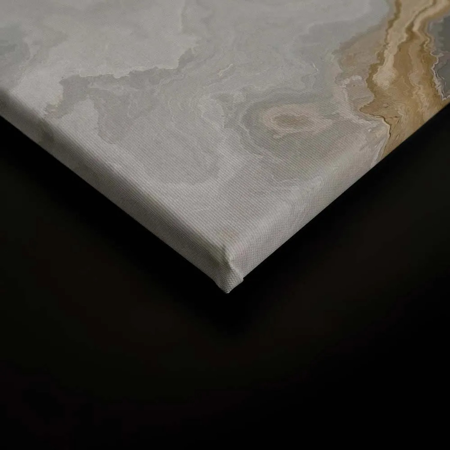 Leinwandbild in Marmor Optik Grau/Gold, Detailansicht der Leinwandstruktur. Wanddeko für Wohnzimmer.