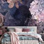 Erismann Fototapete ELLE Decoration FLEUR D`ÉTÉ violett mit Blumenmuster im Schlafzimmer.