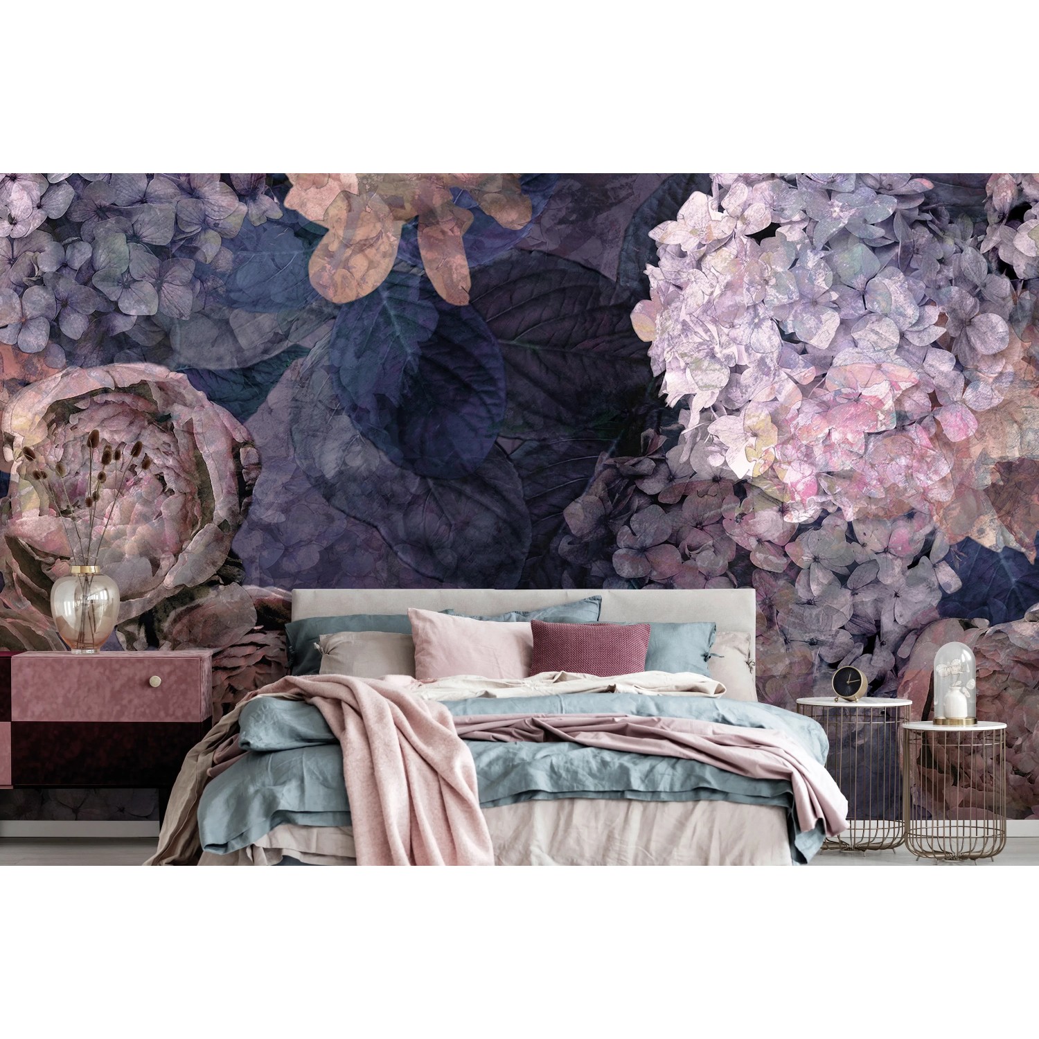 Erismann Fototapete ELLE Decoration FLEUR D`ÉTÉ violett mit Blumenmuster im Schlafzimmer.