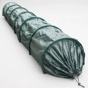 Grüner Beettunnel mit PE Schattiernetz, QuickEasy System, zum Schutz von Pflanzen im Garten oder Hochbeet.