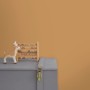 Little Dutch Wandfarbe Pure Ochre Ockergelb, extra matt. Kinderzimmer-Szene mit Spielzeug.