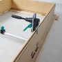 Wolfcraft Türfutter-Montageset Pro im Einsatz: Türrahmen wird mit Spannwerkzeug fixiert.