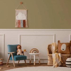 Kinderzimmer mit hell salbeigrün gestrichener Wand mit Tadessi Wandfarbe und Möbeln.
